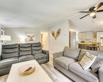 Hike, Fish and Ski Black Bear Cabin in Albany - Albany - Sala de estar