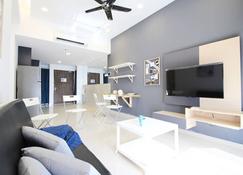Cozy, High-Floor 2br Apt Near Legoland - Nusajaya - Living room