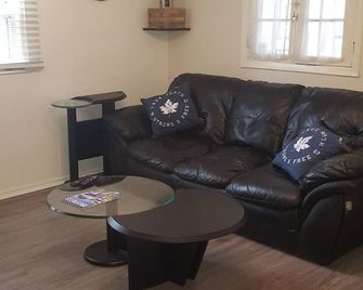 Quite Aprt. close to everything. Two Parking Spots - Ньюмаркет - Вітальня