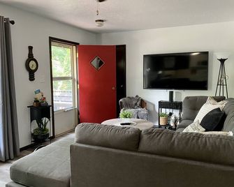 Quaint East Lake House - Spirit Lake - Sala de estar