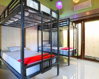 Hang Five Canggu Hostel - North Kuta - Bedroom