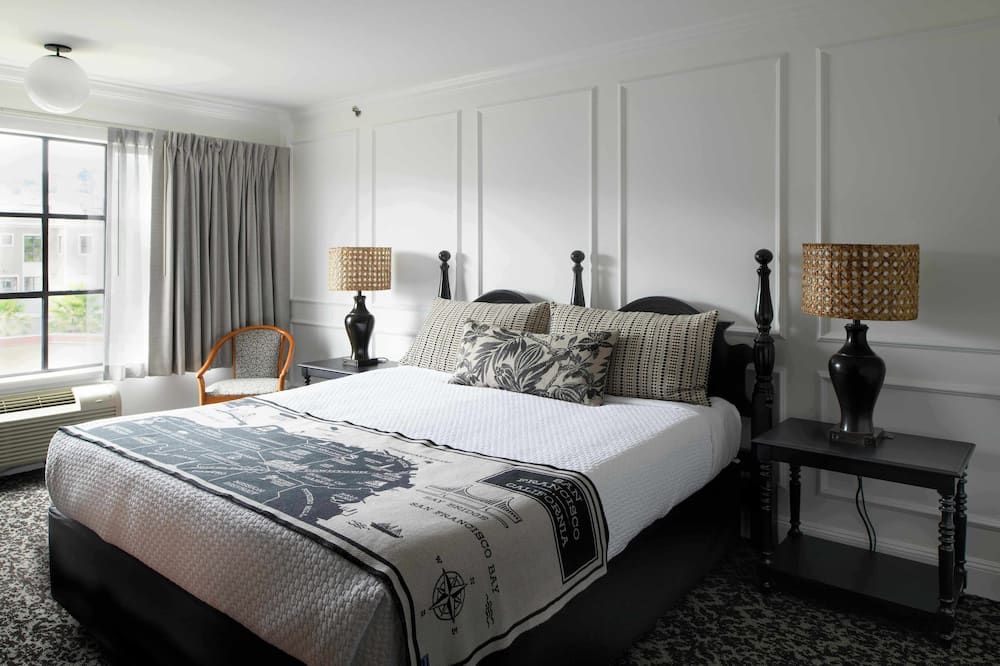 كو هولوو إن آند سويتس