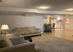 Large walk-out Basement Unit in central Richmond Hill - 列治文山 - 客廳