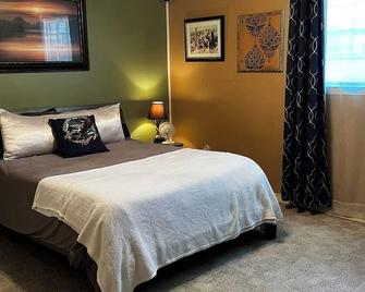 Large fenced in home under a giant, moss covered, southern oak tree. - Moss Point - Bedroom