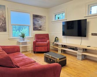 Beautiful 2-bedroom character home in the heart of downtown Thunder Bay - Thunder Bay - Living room