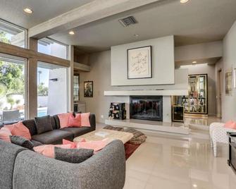Resort-like, dog-friendly home w/ private pool, spa, & gas grill - Palm Springs - Soggiorno