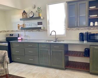 Cozy Gombey Cottage - Hamilton - Kitchen