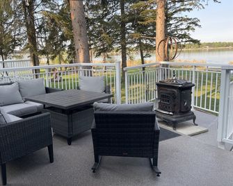Cozy Quiet Year-Round Cottage on the Lake w/ Hot Tub - Onoway - Balcony