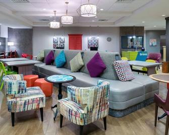 Getaway to Charleston Bliss! Outdoor Pool, Free Parking and Free Hot Breakfast - North Charleston - Lounge