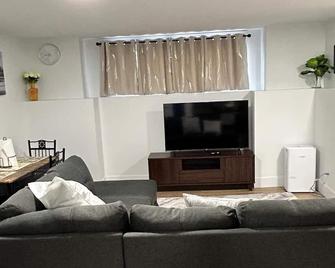 Cozy Bedroom Apartment in Moncton North - Moncton - Living room