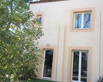 Self-contained studio near calanques Cassis Aix Marseille - Roquevaire - Edificio