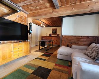 Welcome to your 4-season escape - Hillsboro - Living room