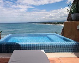 Beachfront, Laid Back Luxury Penthouse on Beautiful Manzanillo Bay Surf Break - Troncones - Pool