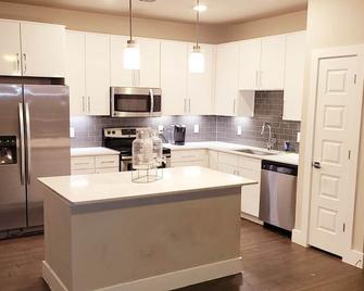 3bdrm Townhouse! 75in Tv! Wifi - Katy - Kitchen