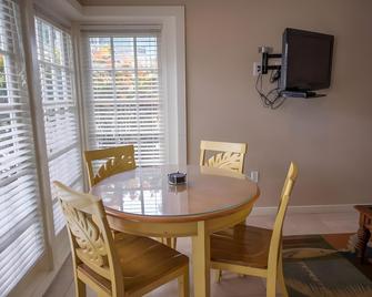 Coconut Palms Beach Resort II a Ramada by Wyndham - New Smyrna Beach - Bedroom