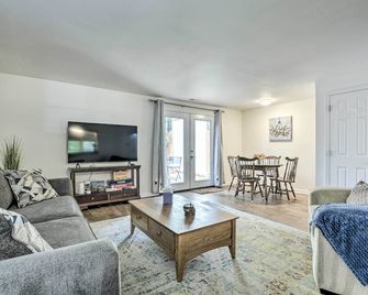 Walk to Dtwn & Breweries: Townhome in Cary! - Cary - Living room