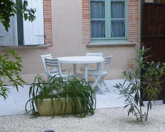 Le Despeyrous Gite En Ville - Beaumont-de-Lomagne - Patio