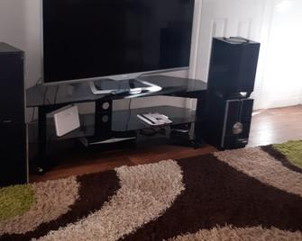 Our Guests Are Royal (Ke) - Rushden - Living room
