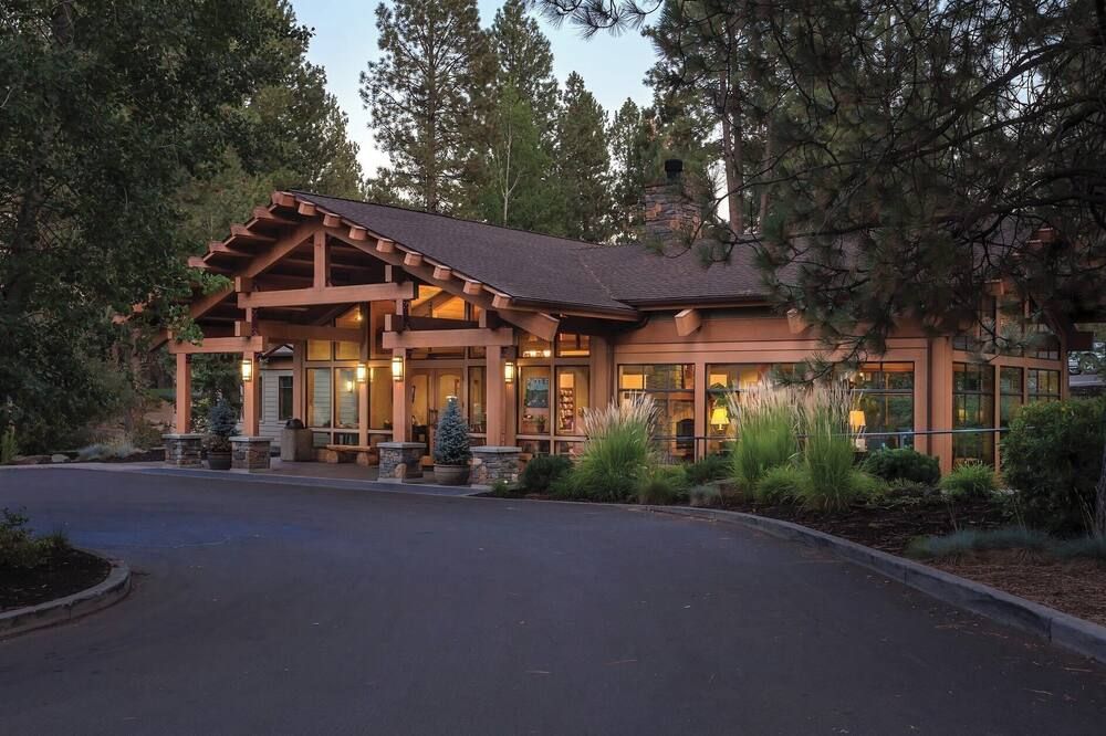 Beautiful 2 Bedroom, 2 bath Condo at the Seventh Mountain Resort. - בנד - בניין