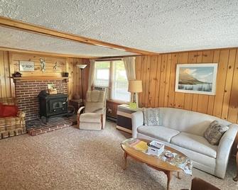 Camp Dragonfly Limit 10 Home - Naples - Sala de estar