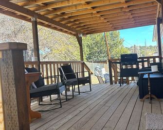 Recently renovated 2-bedroom, 2-bath. Large, fenced yard. Great getaway! - Silver City - Balkon
