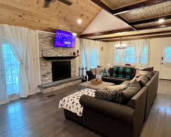 7 minutes to the Lake/Beach! Spacious 4BR Cabin with game room, fire pit & deck - Lake Ariel - Living room