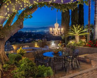 Secluded Mediterranean villa in the hills - Encino - Patio