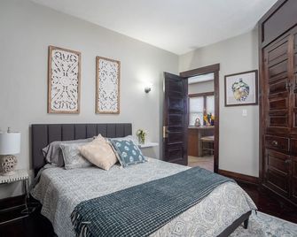 6 Bed 2.5 Bath Next to Ud Sleeps 14 Patio - Dayton - Bedroom