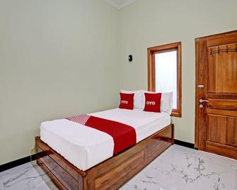 OYO Life 92043 Kost Barokah Syariah Madiun - Madiun - Bedroom