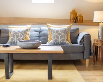 Hen Stabl - A charming 18th century stone character stables conversion - Harlech - Living room