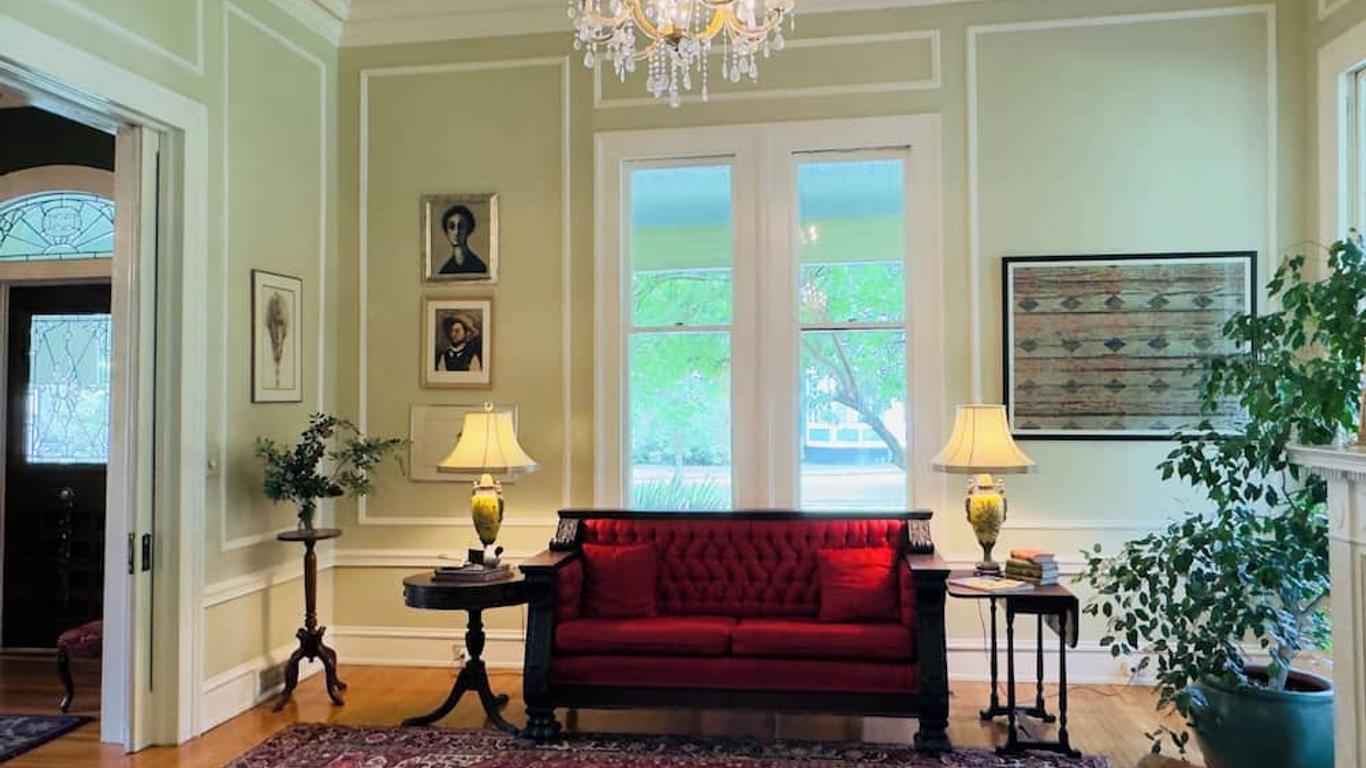 Rothschild-Pound House Inn