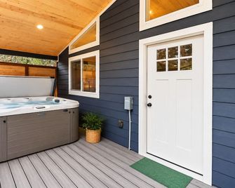 Single Story Cottage with Hot Tub AC, Fire Pit - Ashford