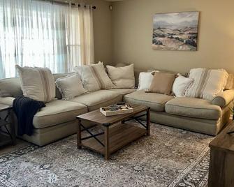 Cozy Southside Savannah 3 BR with Peloton Bike - 15 Minutes to downtown Sav - Savannah