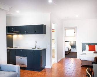 River Motel - Queanbeyan - Kitchen