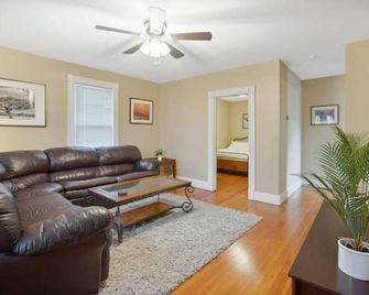 Weha Oak Haven - West Hartford - Living room