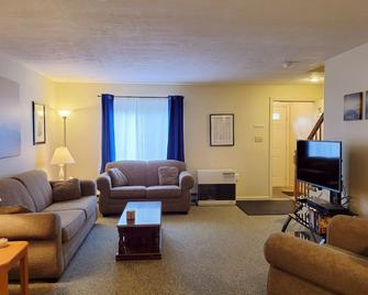 Close to shops/dining/town access. Pet-friendly, Wifi, AC, deck. A0039 by LRS - North Woodstock - Living room