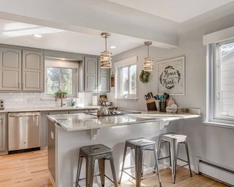 Dog-friendly Ranch Retreat ~ 5 Mi to Denver! - Wheat Ridge - Cocina