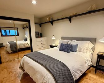 Beautiful Canyon View Suite, 1100 sq. ft., private deck, full kitchen - Oakland - Habitación