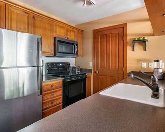  Luxurious 2 bedroom family aptt. in a ski resort Whistler BC - upper village - Whistler - Kitchen
