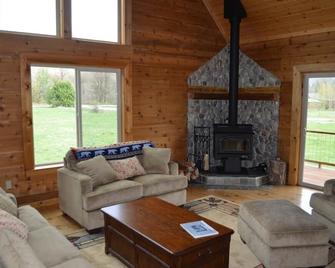 Rainbow House: North Cascades Skagit River Retreat - Marblemount - Living room