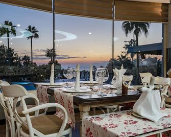 Iz Flower Side Beach - Side - Restaurant