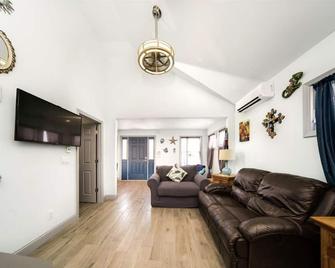 West End Dream Home - Long Beach - Living room
