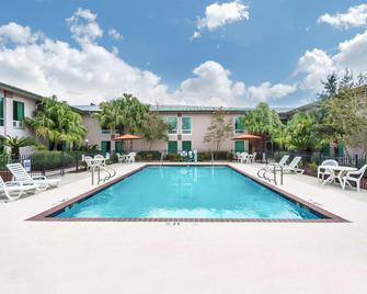 Ramada by Wyndham Luling - Luling - Piscina