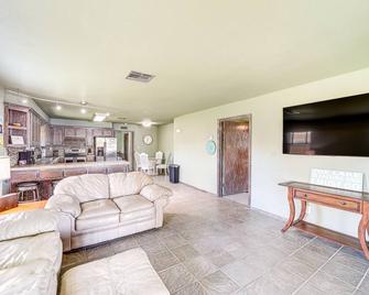 Lakefront Eufaula Cabin w/ Fire Pit & Private Dock - Eufaula - Living room