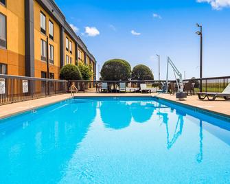SureStay Hotel by Best Western Robinsonville Tunica Resorts - Tunica - Басейн