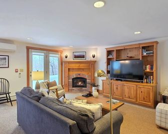Spacious 2-BR Ski-in, Ski-out Jay Peak Village Condo, right on trail. A/C incl! - North Troy - Living room