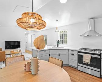 Modern Cabin (Maple) - Dunsmuir
