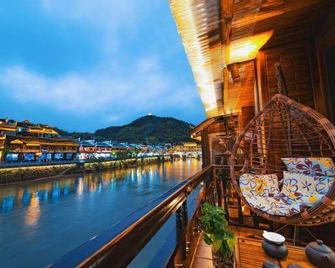 Xiongdi Renjia Diaojiaolou Inn - Xiangxi - Balcón
