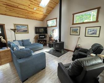 Peaceful Parkside Retreat with AC and WIFI…just steps away from Lake Michigan - Two Rivers
