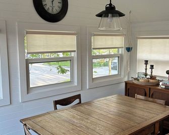 Cozy family cottage steps away from Lake Erie & a quick drive to Point Pelee. - Leamington - Dining room